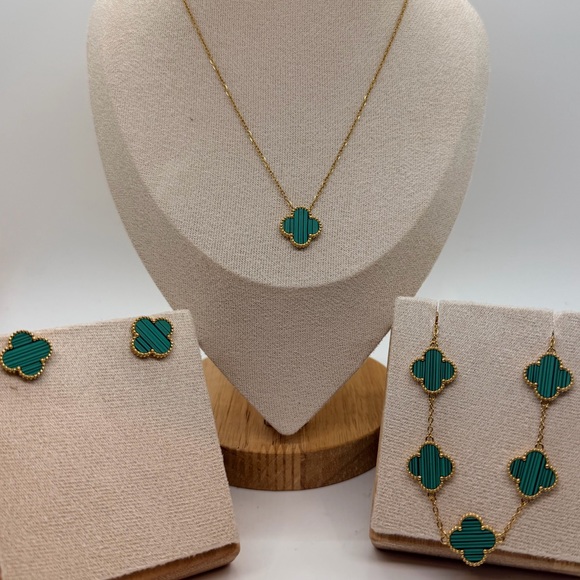Jewelry - Elegant Gold and Green Clover Jewelry Set